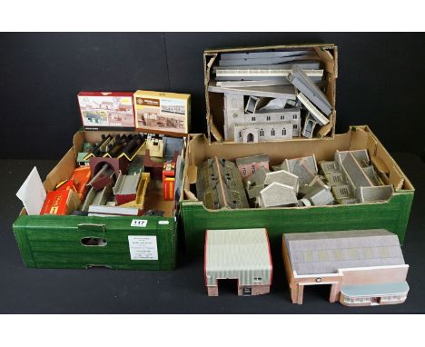 Collection of trackside OO gauge model railway buildings to include 2 x Bachmann Scenecraft, plastic and card examples (4 box