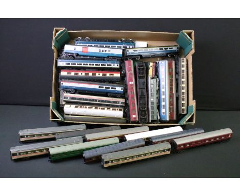 46 OO gauge items of rolling stock, all coaches to include Hornby, Triang, Bachmann etc 
