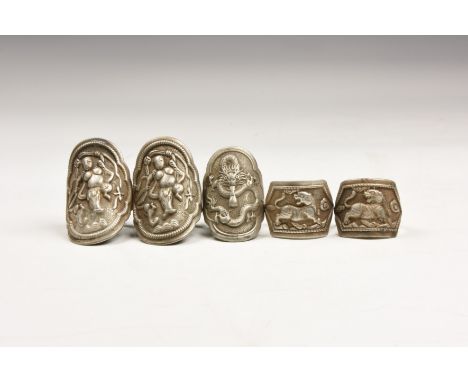 20th century AD. A mixed group of silver-coloured metal rings, two with advancing lion motif, three with lobed plaque.   31 g