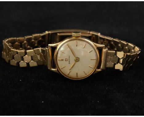 A LADIES 9CT GOLD OMEGA WRIST WATCH  CIRCA CHAMPAGNE DIAL WITH BUTTON MARKERS 18.35g Movement: manual Case: Diameter approx. 