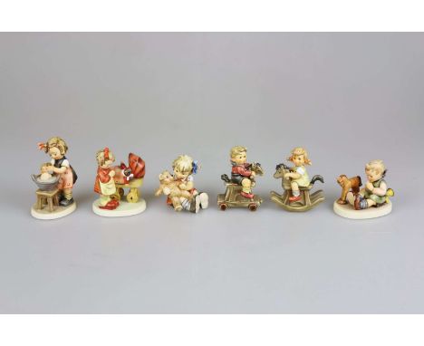 Sechs Hummel Figuren Kinderspiel: Doll Bath 319; Doll Mother 67; zwei gute Freunde 2155; Behüt uns beide 658; Kann schon reit