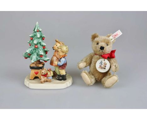Hummel "Am Weihnachtsbaum"  mit Steiff Teddy 1998,  Figur 2015 mit originalem Titelaufkleber, Steiff-Teddy mit Knopf und Fahn