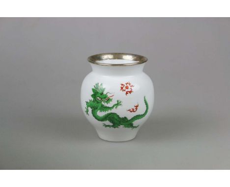 Meissen, Vase "Ming-Drache" mit Silbermontur, 20. Jh., 1. Wahl, Weißporzellan mit Aufglasurmalerei in Grün- und Rottönen, Mün