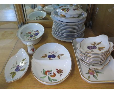 Royal Worcester Evesham dinner ware, 31 pieces, please note there is wear to most 