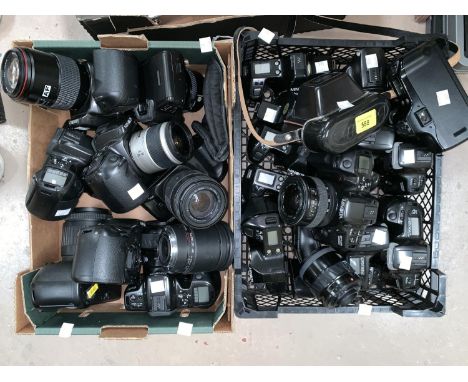 A selection of vintage Minolta cameras including 500si etc mostly without lenses 