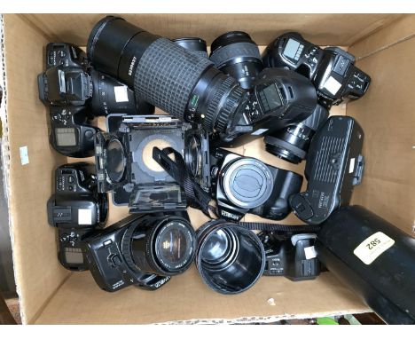 A cased Pentax camera lens and a selection of various Minolta cameras including the Dynax 500si etc 