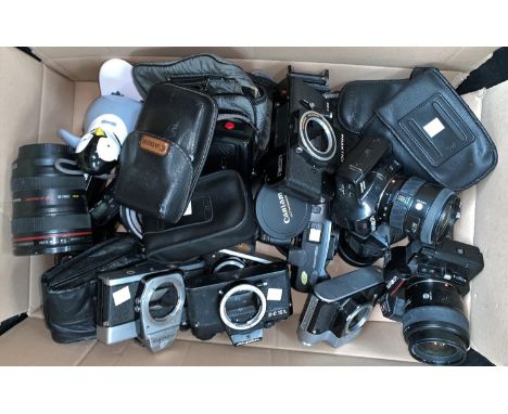 A selection of vintage cameras including Minolta, Practika, Voigtlander etc 