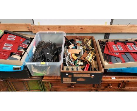 2 modern boxed 1/45 '0' guage, 2 stall engine house, Kits: a selection of Dublo accessories, tracks etc 