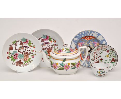 Rare New Hall tea bowl and saucer, pattern no. 1453; two saucer dishes, pattern no. 1511; teapot and cover, pattern no. 1407,