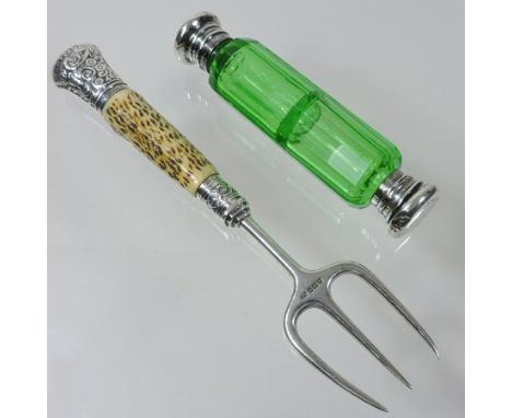 A Victorian silver and horn handled toasting fork, Sheffield 1899, together with a Victorian green glass double ended scent b
