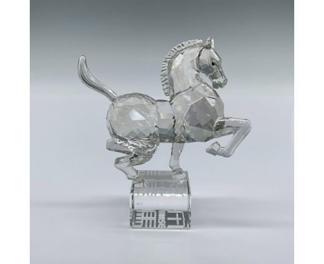Associated with power, beauty, and freedom, the horse is stunningly crafted in Silver Shade crystal with Smoked Topaz crystal