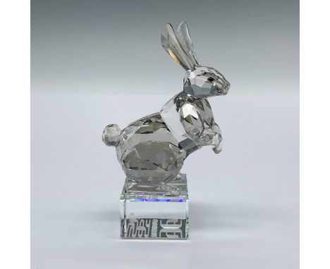 Associated with longevity, peace, and prosperity, the rabbit is stunningly crafted in Silver Shade crystal with Light Smoked 