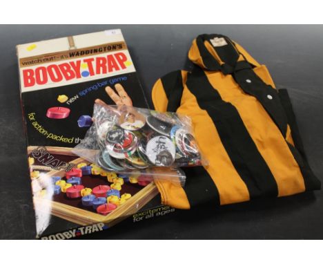 A VINTAGE WOLVES SHIRT TOGETHER WITH A BAG OF BUTTON BADGES, TO INCLUDE ADVERTISING TYPES AND A BOARD GAME