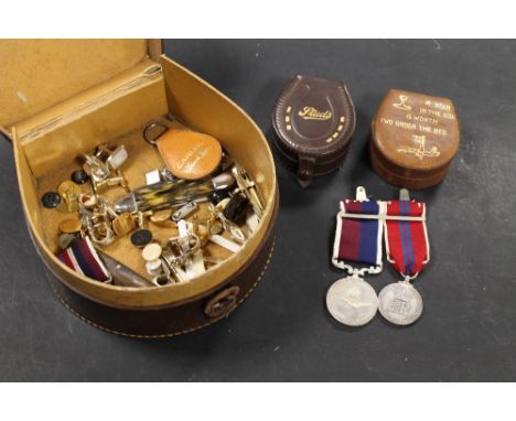 A QUANTITY OF MIXED COLLECTABLES TO INCLUDE MILITARY MEDALS, PEN KNIVES, YELLOW METAL CUFF LINKS, ETC
