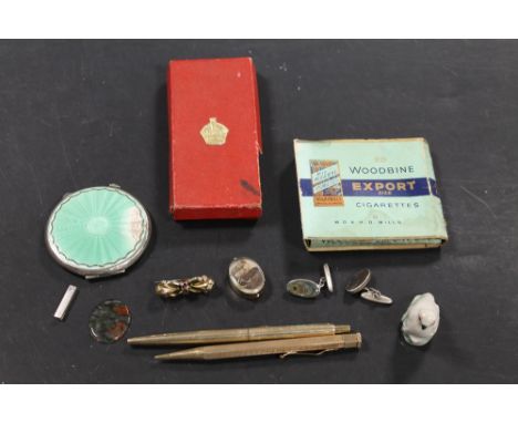 A BAG OF COLLECTABLES TO INCLUDE A YARDOLEAD PENCIL AND A PEN