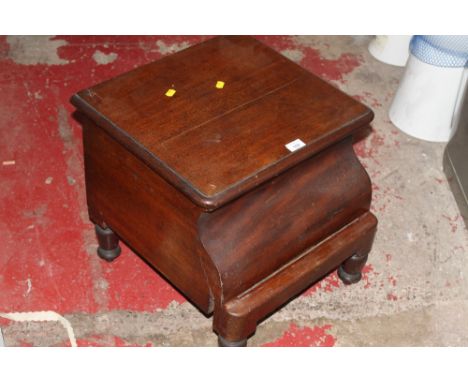 AN ANTIQUE MAHOGANY COMMODE WITH CERAMIC PAN A/F