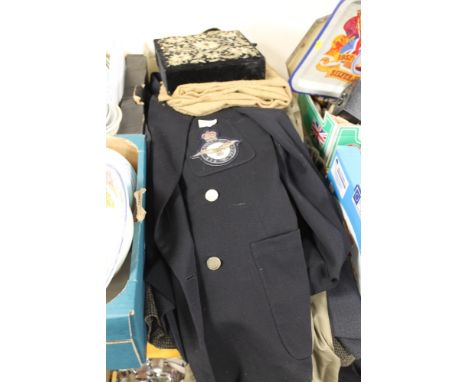 A SELECTION OF VINTAGE CLOTHING TO INCLUDE A MILITARY JACKET 