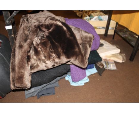 A SELECTION OF ASSORTED VINTAGE CLOTHING TO INCLUDE LADIES COATS, ETC