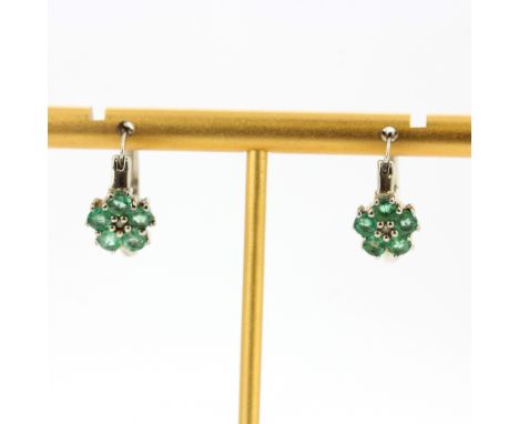 A pair of 925 silver emerald and diamond set hoop earrings, L. 2cm.