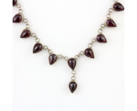 A sterling silver garnet set necklace, L. 40cm.