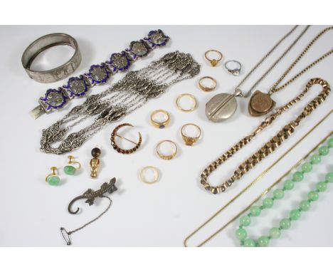 A QUANTITY OF JEWELLERY including a blue enamel and silver panel bracelet, a garnet set closed crescent brooch, an 18ct. gold