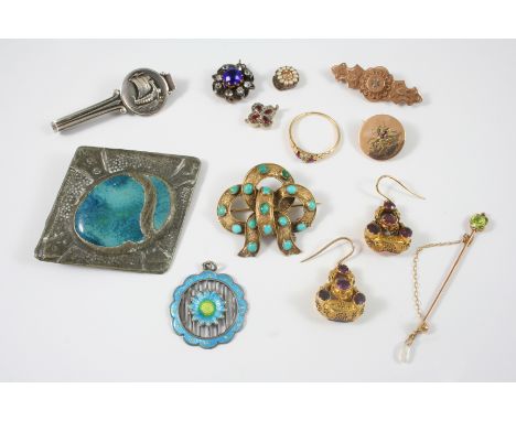 A QUANTITY OF JEWELLERY including a pair of Victorian amethyst and gold drop earrings, a turquoise set scrolling bow brooch, 