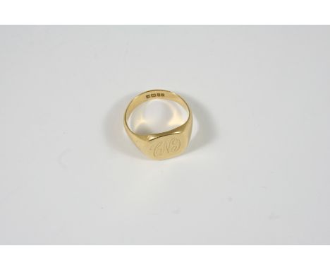 AN 18CT. GOLD SIGNET RING engraved with initials, 10.5 grams. Size R 1/2.