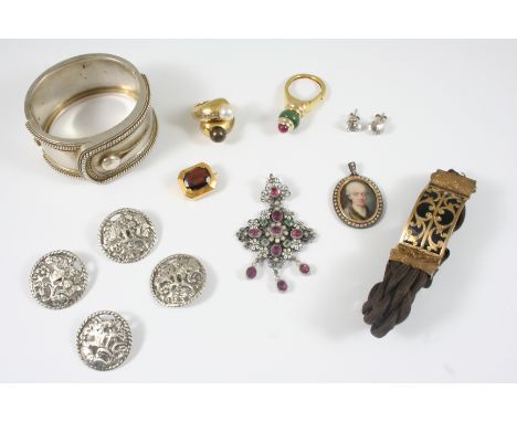 A QUANTITY OF JEWELLERY including a garnet and gold set brooch, a hair work bracelet, set with a section of black enamel with