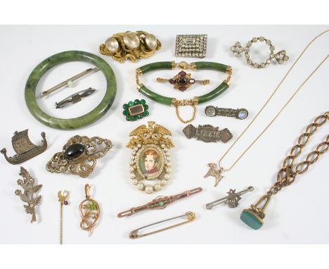 A QUANTITY OF JEWELLERY ETC. including a graduated paste set necklace, paste set brooches, a jade bracelet, a jade bangle and