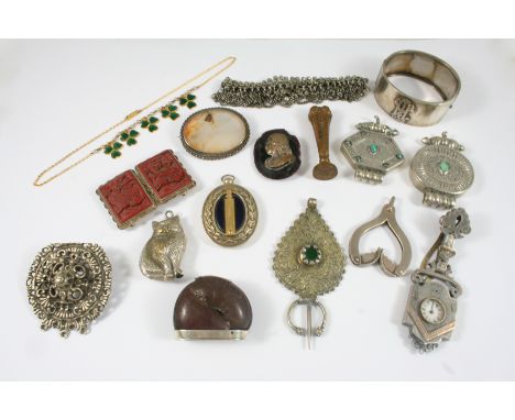 A QUANTITY OF JEWELLERY including an enamel three leaf clover necklace, an enamel and silver gilt pendant, assorted silver pe
