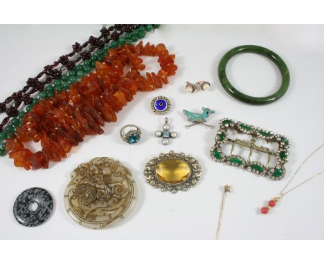 A QUANTITY OF JEWELLERY including a gold fox mask stick pin, a three row cultured pearl necklace, a jade bangle, a green enam