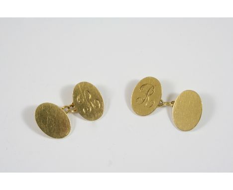 A PAIR OF 18CT. GOLD CUFFLINKS of oval form, engraved with the initial R to one side, 14.4 grams.