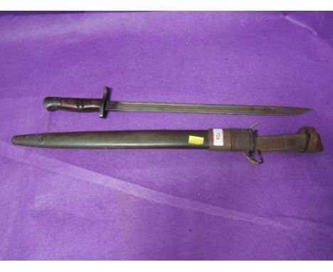 An American bayonet for the American Enfield Rifle model 1917, 1914, with scabbard in very good condition, with leather frog