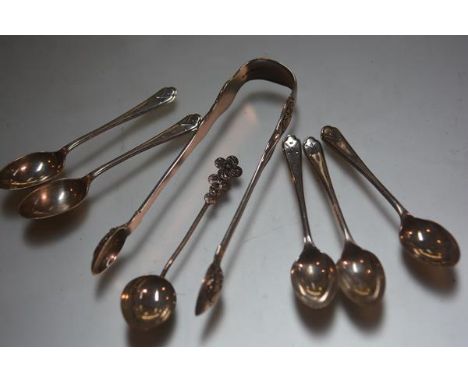 A pair of George Adams Victorian London silver Fiddle and Shell pattern sugar nips, a set of five Sheffield silver golf ball 