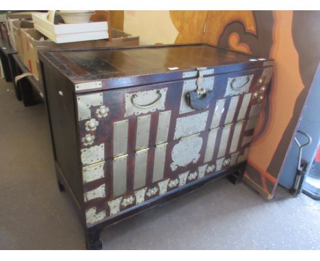 20TH CENTURY HARDWOOD ORIENTAL TRUNK WITH BRASS AND METALWORK DESIGN AND HINGES, 99CM WIDE
