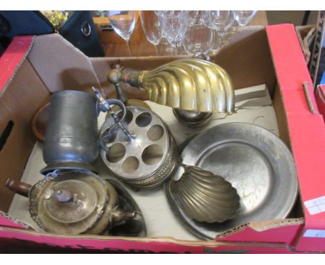 BOX CONTAINING VINTAGE METAL WARE INCLUDING PLATED EGG SERVER, BRASS SHELL SHADE ELECTRIC DESK LAMP, WOODEN BOWL, TEA POT ETC