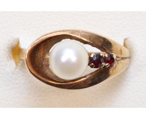 A 9ct gold cultured pearl and garnet dress ring, L, 2.3gm 