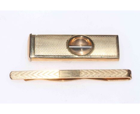 9 carat gold cigar cutter, and 9 carat gold tie clip (2).