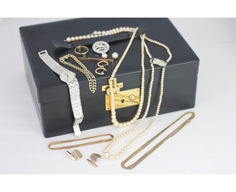 A collection of jewellery to a box, to include; a 9ct yellow gold bracelet, two pairs of 9ct gold hoop earrings, a 9ct gold c