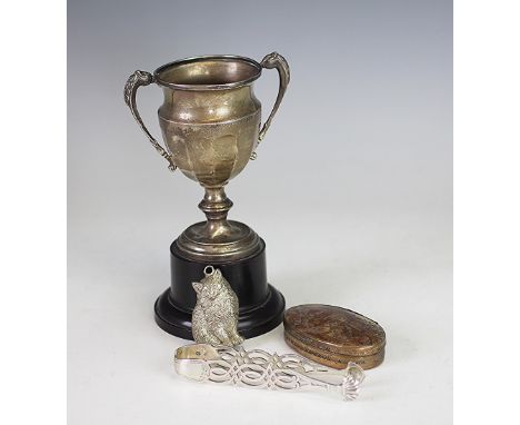 A silver two handled pedestal trophy, Birmingham 1932, a pair of silver sugar nips, an agate set 19th century snuff box, 7cm 