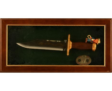 John Wayne - Commemorative Bowie Knife by Franklin Mint, in a wood and glass presentation case. 54x276cm. This product is not