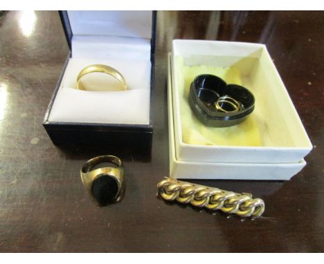 A group of gold jewellery to include a 9ct yellow gold wedding band, 4.7g, a 10ct gold entwined gold bar brooch, a gold colou