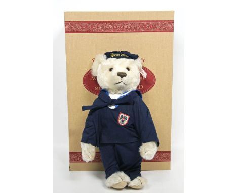 Steiff-Teddy "Wiener Sängerknabe". Eines von 3.000 Ex. aus der Edition anlässlich des 500-jährigen Bestehens der Wiener Sänge