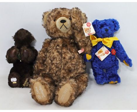 3 Hermann-Teddys. Verschiedene Ausführungen aus limitierten Auflagen. Je mit Firmenetikett. Unbespielt. H. 15 bis 50 cm.