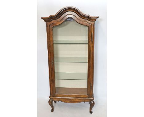 Vitrine. Holz. Eintüriger, 3-seitig verglaster Korpus auf geschweiften Beinen. 3-Glas-Einlegeböden. 20. Jh. Ca. 190x 90x 45 c