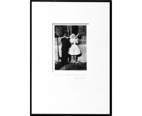 Lehnartz, Klaus (geb. 1936 Remscheid) Brautpaar an der Berliner Mauer. Fotoabzug (l. Knicke, Kratzer), verso Fotografenstempe