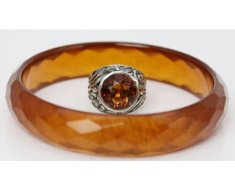 Ring und Armreif. a) Ring. Silber, geprüft. Floral durchbrochen gearbeitet, besetzt mit rund facettiertem Madeira-Citrin (nat