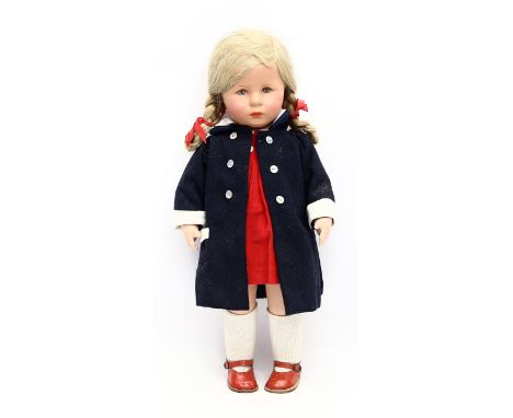 Käthe Kruse-Puppenmädchen. Bemalter, wohl Tortulon-Kurbelkopf. Blonde Echthaarperücke mit Zöpfen. Nessel-Stehkörper. Unter de