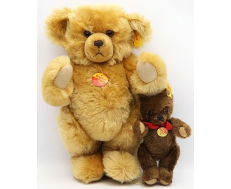 2 "Original-Teddys", Steiff. Art.-Nr. 0206/18 bzw. 004124, je mit Knopf, Fahne und Schild. Nahezu unbespielt. L. 18 bzw. 33 c