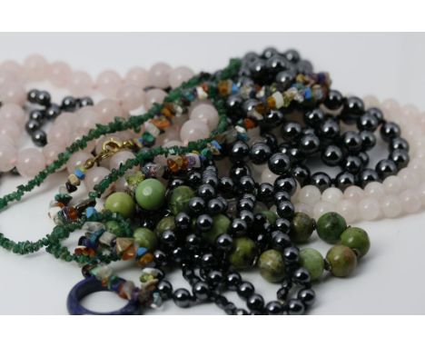 6 Halsketten, 2 Armbänder und Ring aus verschiedenen Farbsteinen. 4x Kugelketten (je 2x Rosenquarz bzw. Hämatit), 2x Ketten a